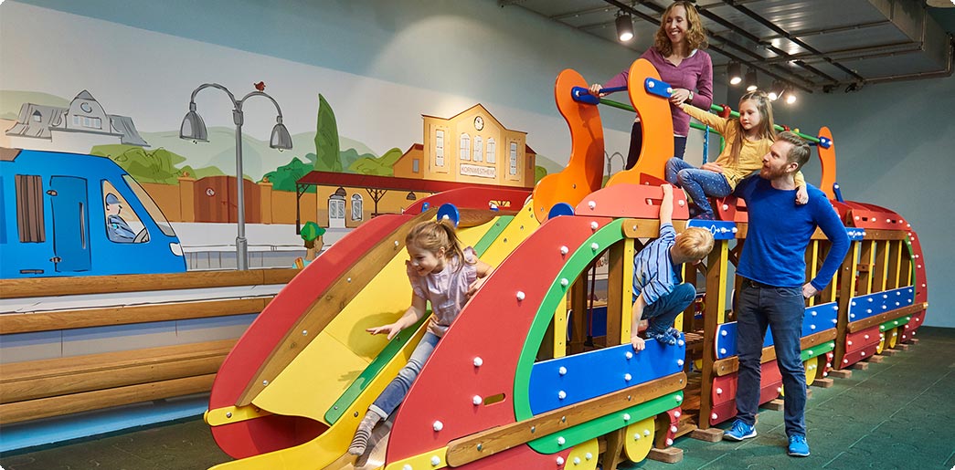 Ravensburger Kinderwelt_Familie tobt im Spielezug